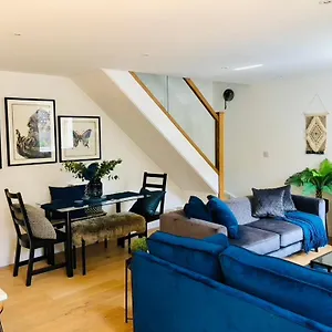  Ferienhaus Modern Luxurious House With Parking And Garden Großbritannien